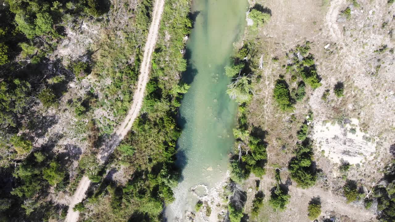 vista de arriba hacia abajo del río - zona de baño