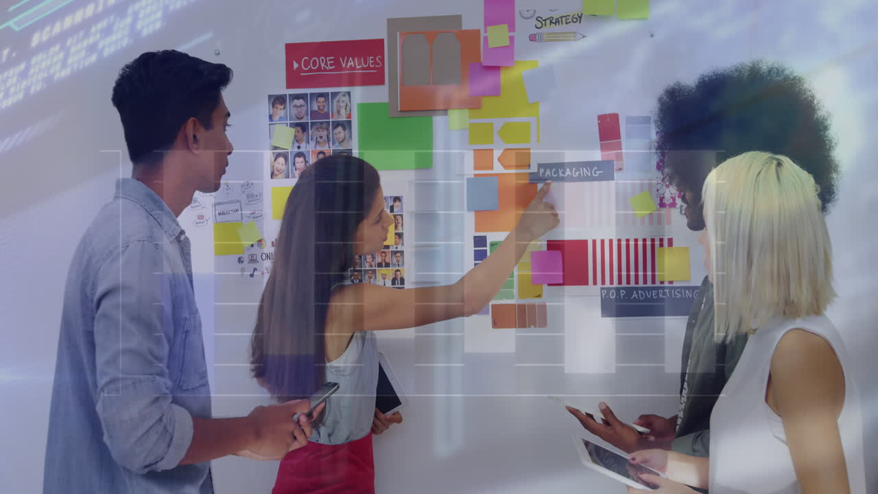 composición de hombres y mujeres sonrientes apilando las manos en colegas de negocios.