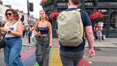 personas que cruzan el arco iris peatones que cruzan en la ciudad de camden