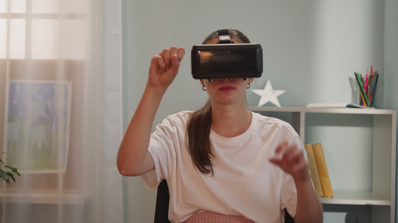 mujer con lesión en la columna vertebral se sienta en silla de ruedas moviendo las manos