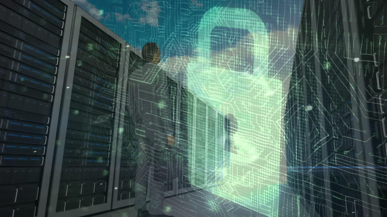 animación de advertencia de ataque cibernético y candado sobre hombre biracial en la sala del servidor