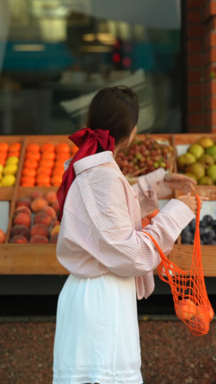mujer comprando frutas en una tienda de comestibles