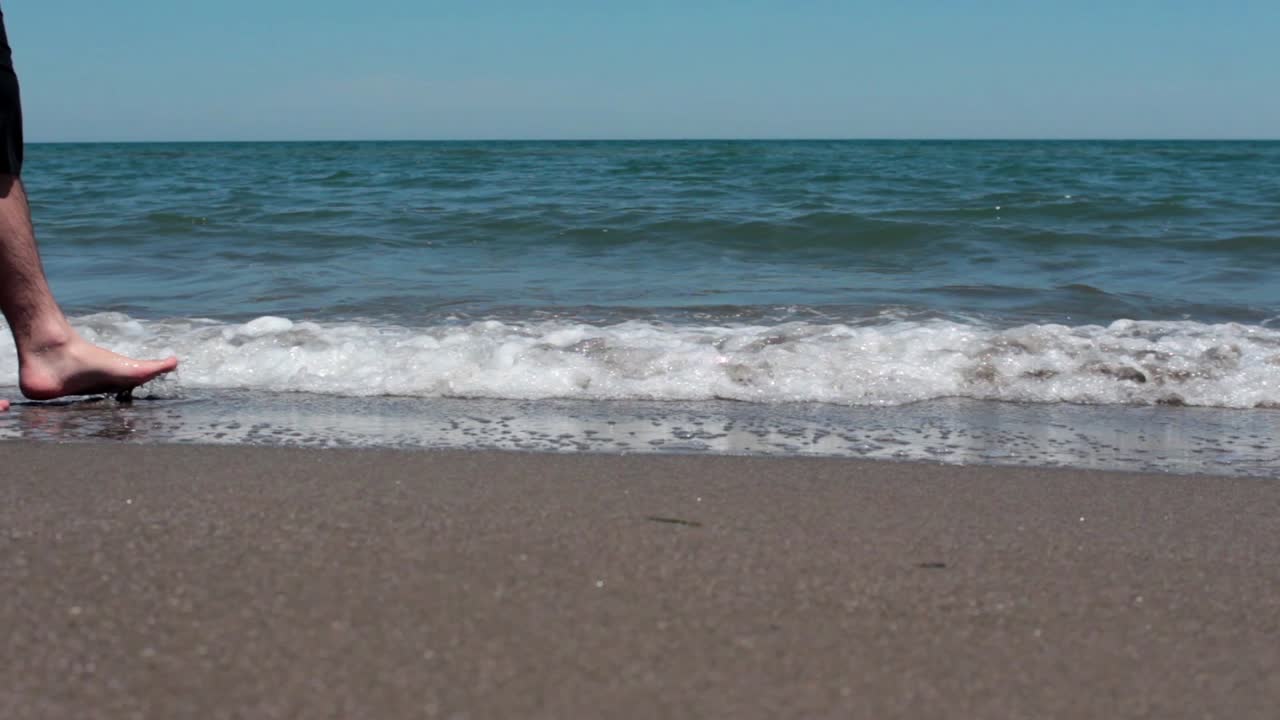 hombre caminando por la playa 3