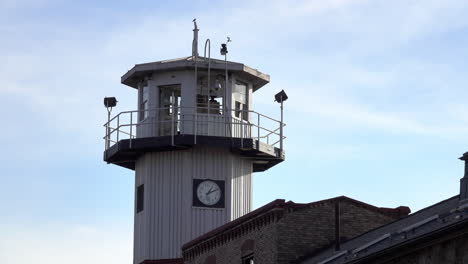 la torre de guardia de la prisión se cierne sobre el bloque de celdas