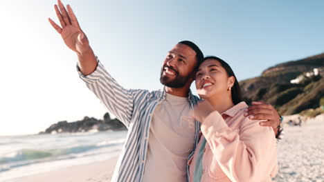 Amor,-Sonrisa-Y-Abrazo-Con-Pareja-En-La-Playa.