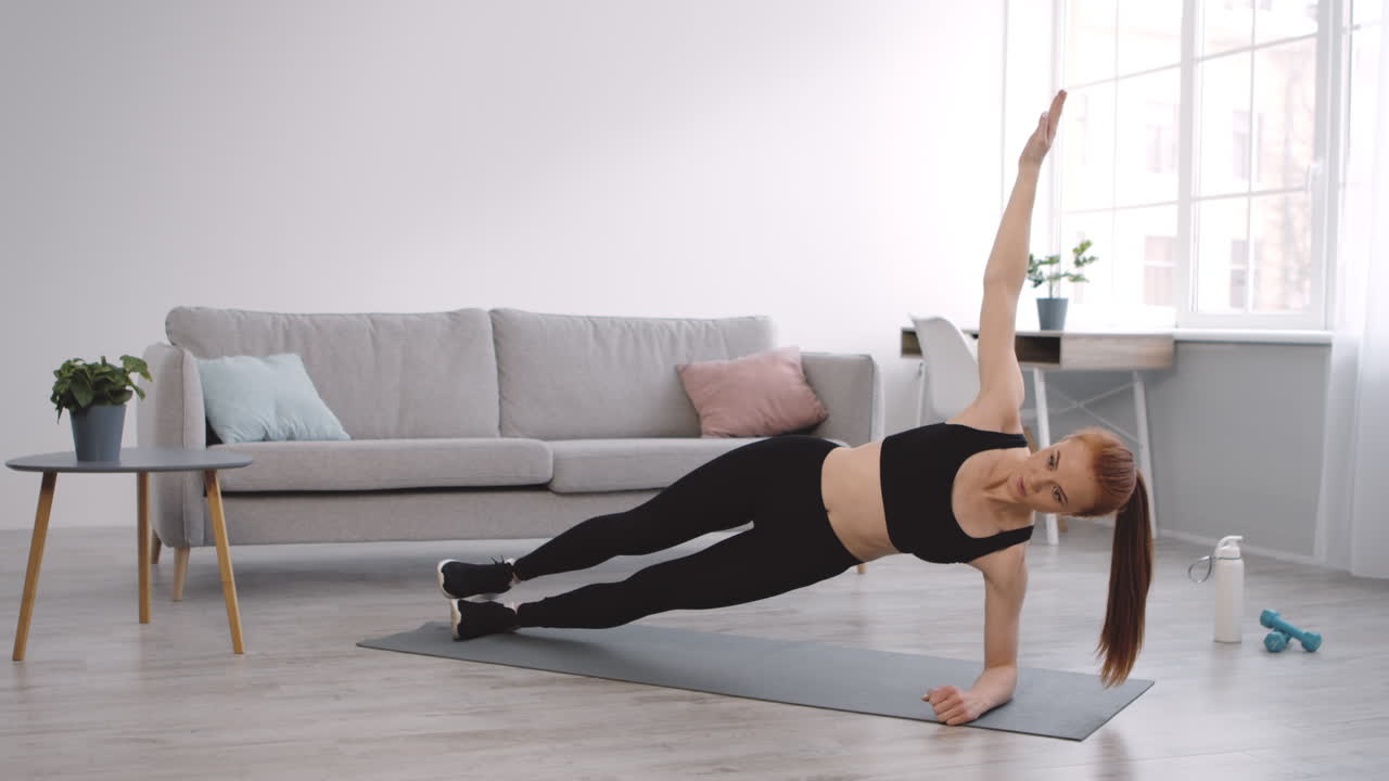 женщина занимается боковыми упражнениями дома.