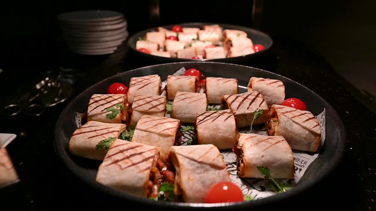 ⁇  샤워마 조각은 뜨거운 접시  ⁇ 에 바베큐 소스로 가득 차 있습니다.