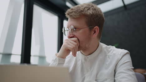 Ein-Frustrierter-Geschäftsmann-Oder-Händler-Sitzt-Allein-Im-Büro-Vor-Dem-Laptop-Und-Denkt-Angestrengt-über-Einen-Intelligenten-Unternehmer-Nach