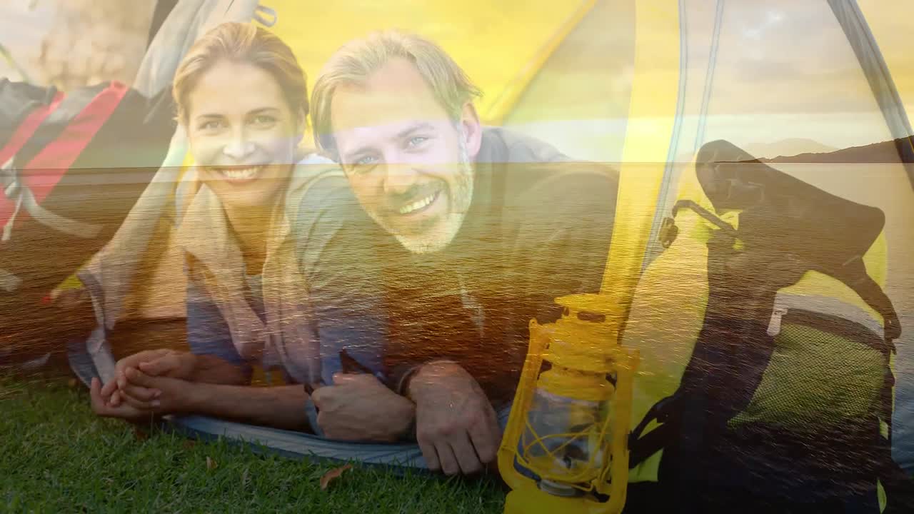 pareja acampando con transición de la naturaleza