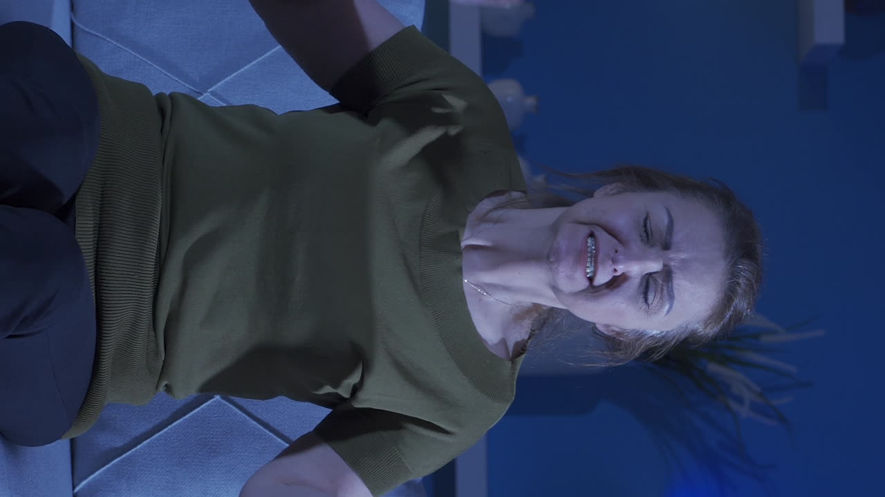 vídeo vertical de la mujer que se rebeló diciendo basta es suficiente. problemas psicológicos.