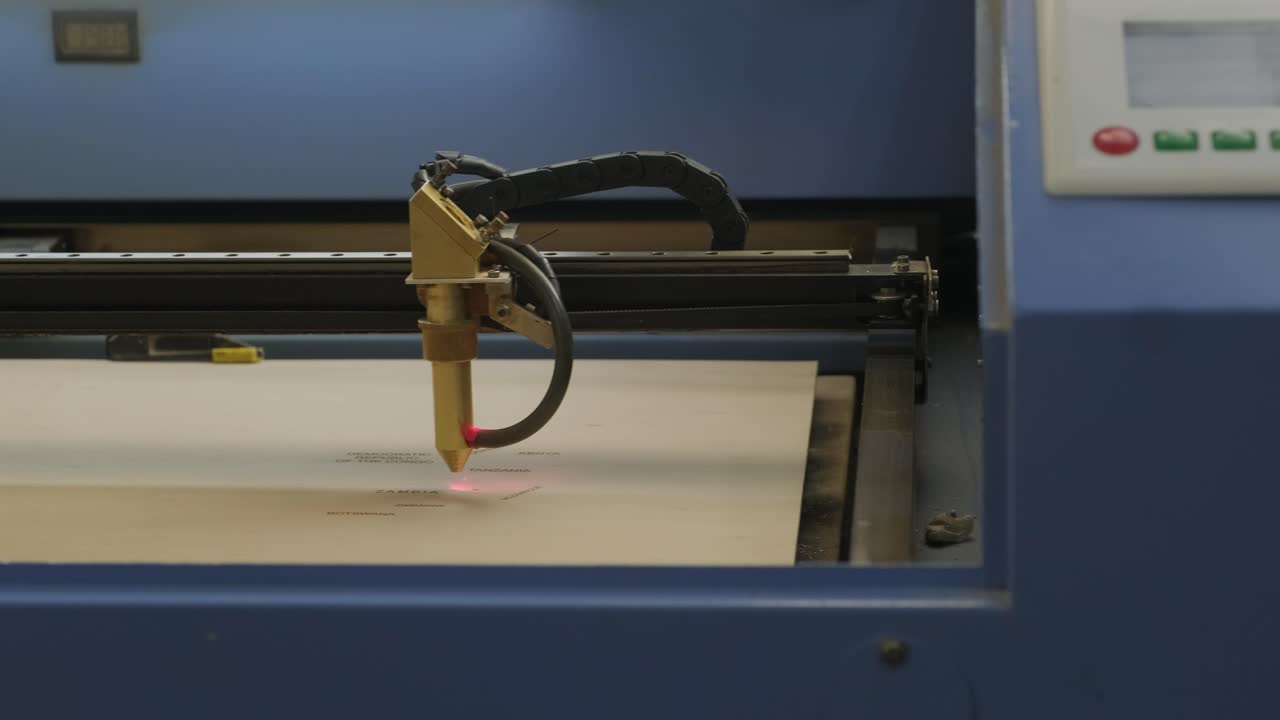 la máquina de corte por láser cnc corta tablas de madera y contrachapado