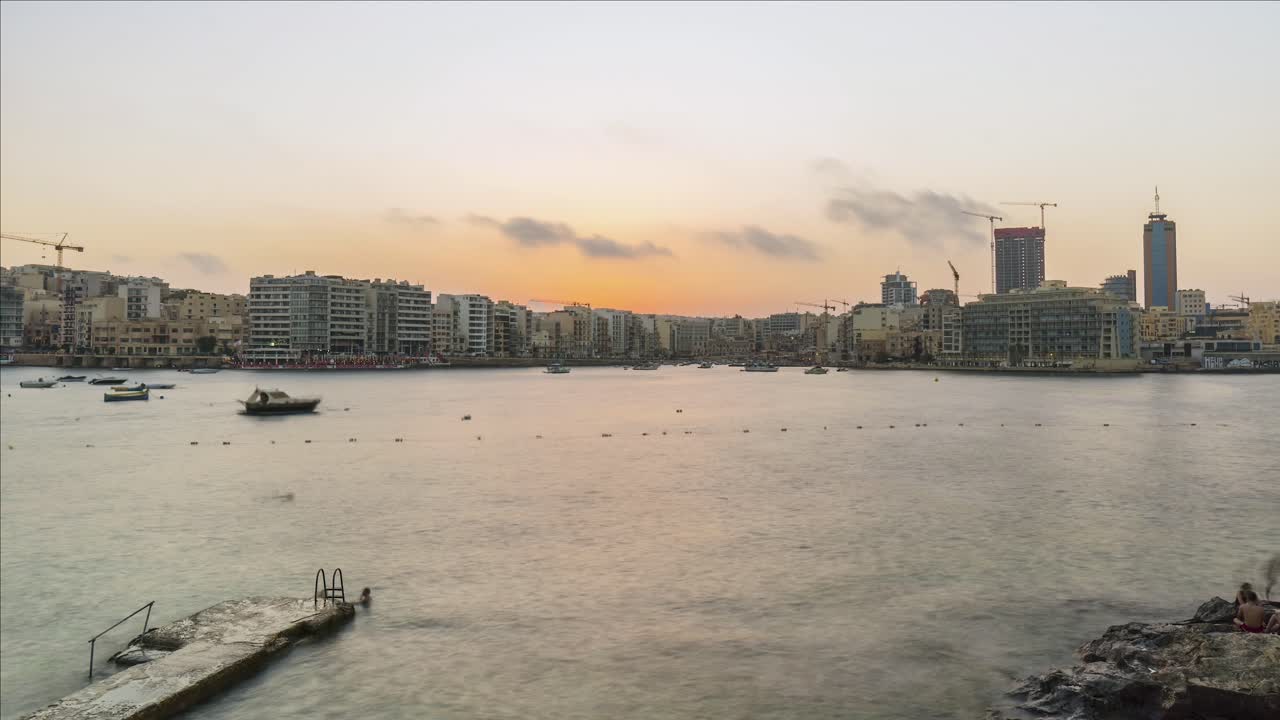 L'ora blu nella località turistica di Sliema sull'isola mediterranea di Malta, time-lapse