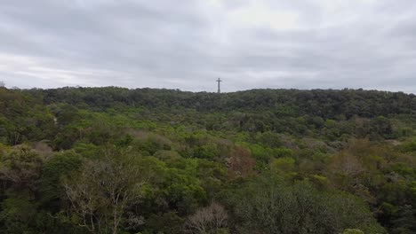 drone disparó argentina santa ana bosque con cruz en el fondo al mediodía con cielo azul paisaje nublado alrededor de santa ana