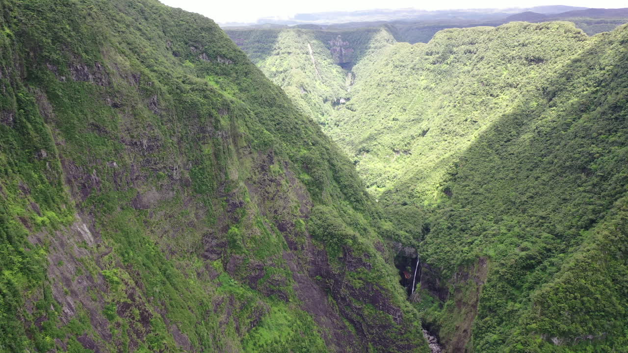 vista aérea de las montañas en la isla de la reunión con las cascadas de takamaka y el río marsouins debajo
