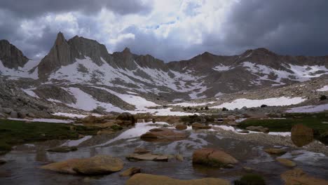 picos alpinos de alta sierra y agua en el parque de granito 3