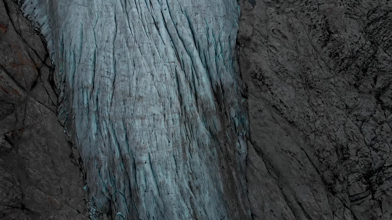 vista aérea del glaciar gauli en la región del oberland bernese de los alpes suizos con una vista panorámica desde la lengua glacial hacia los picos de las montañas