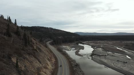 Vista-Aérea-De-La-Carretera-Junto-Al-Río-En-Alaska