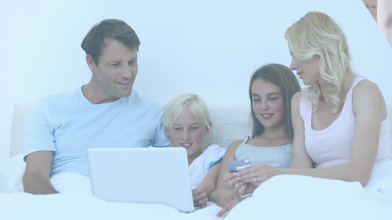 아들과 딸이 노트북을 사용하여 신용카드로 온라인으로 지불하는 부부의 비디오입니다.