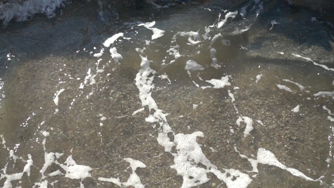Opname van een zeegolf. Slowmotion. Zeegolf.