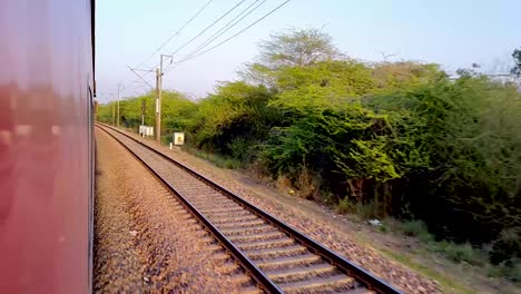 El-Tren-De-Pasajeros-Que-Circula-Por-La-Vía-En-El-Video-De-La-Mañana-Se-Toma-En-La-Estación-De-Tren-De-Nueva-Delhi-El-04-De-Agosto-De-2022