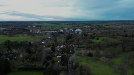 Edificios-Rodeados-De-Un-Paisaje-Natural-Verde-En-La-Ciudad-De-Harlow,-Essex,-Reino-Unido