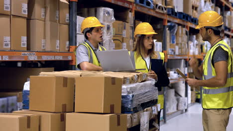 trabajadores discutiendo en la computadora portátil