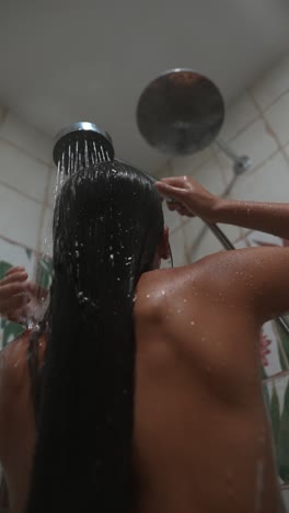 mujer tomando una ducha.