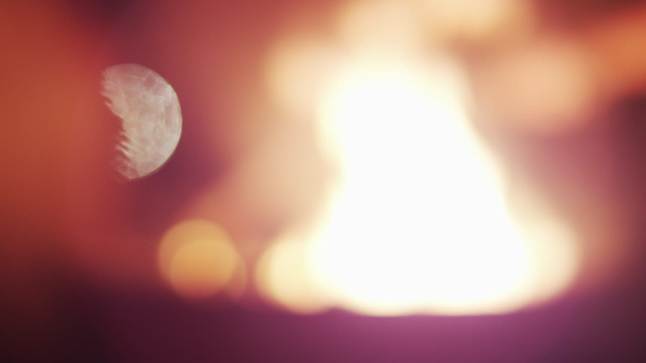 불은 초점 밖으로 불타고 있습니다.