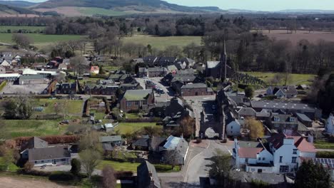 Vista-Aérea-De-La-Ciudad-Escocesa-De-Fettercairn-En-Un-Soleado-Día-De-Primavera,-Aberdeenshire,-Escocia