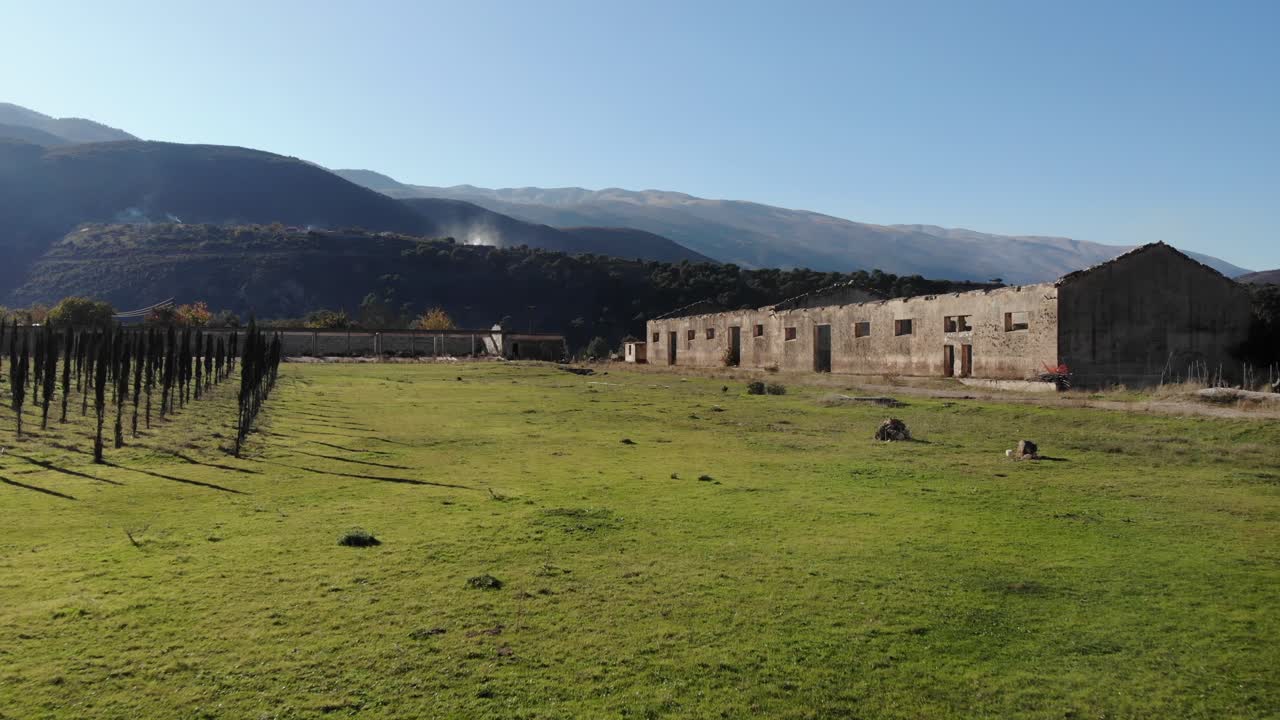 sitio histórico del campamento utilizado por el régimen comunista albanés para castigar al enemigo del pueblo