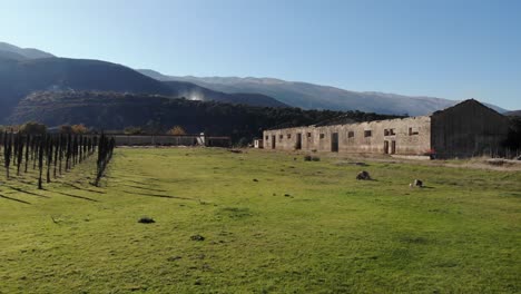 sitio histórico del campamento utilizado por el régimen comunista albanés para castigar al enemigo del pueblo