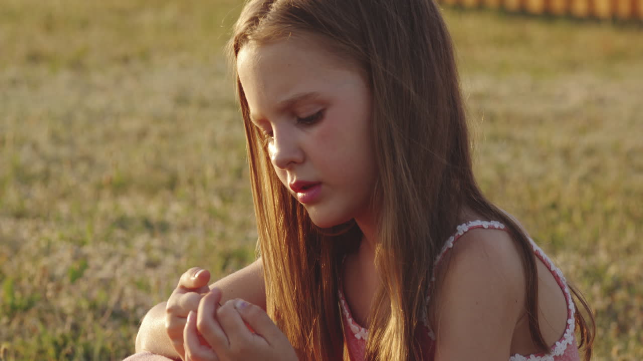 야외에서 놀고 있는 소녀