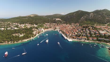 Eine-Luftaufnahme-Zeigt-Boote,-Die-Sich-Dem-Hafen-Von-Hvar-Kroatien-Nähern