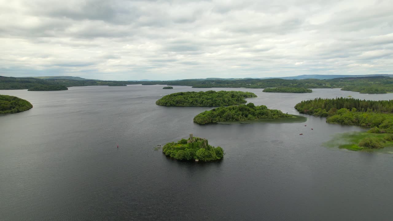 vista aérea del castillo de mcdermott con islotes y lough key en el fondo
