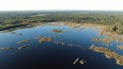 tierra de lagos e islas - lituania, vista de ángulo alto de drones aéreos