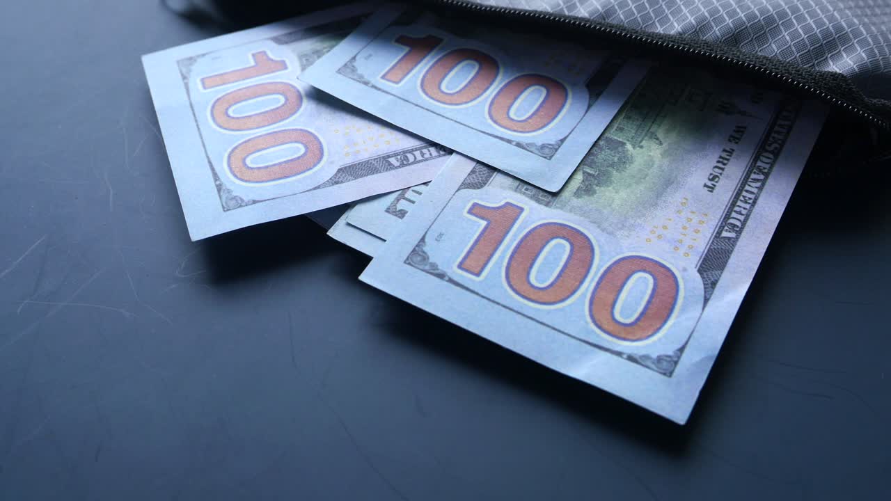 billetes de cien dólares en una bolsa