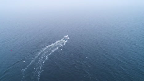 Toma-Aérea-De-Un-Bote-A-Alta-Velocidad-Cerca-Del-Puerto