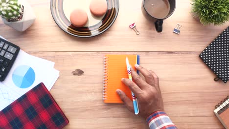 persona que trabaja en su escritorio en casa