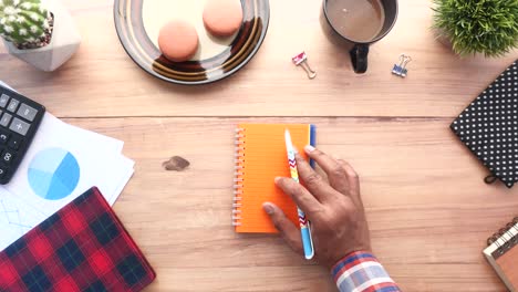 persona que trabaja en su escritorio en casa