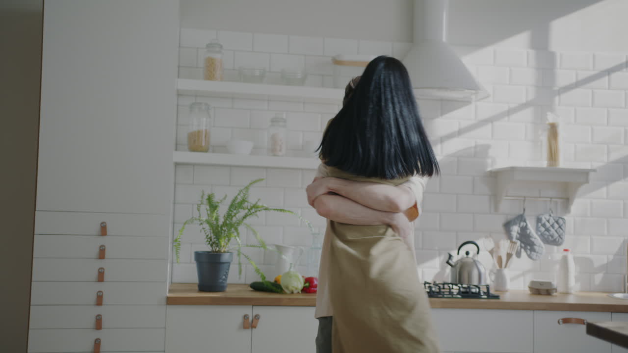 행복 한 커플 이 부 ⁇  에서 춤 을 추고 있다