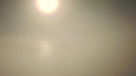 a través de las nubes se encuentra una vista espectacular