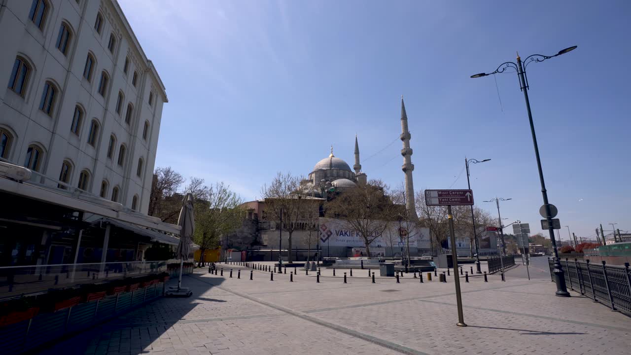 la plaza eminonu de estambul en el toque de queda por la pandemia de covid-19.