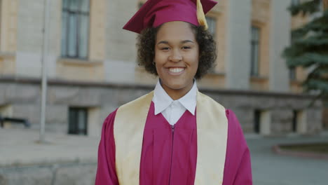 mujer graduada feliz
