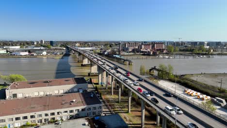 tráfico moderado en el puente de oak street que atraviesa el río fraser en el metro de vancouver, canadá