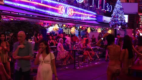 escena de la calle abarrotada con luces de neón por la noche