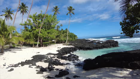 Ein-Weißer-Sandstrand-Mit-Schwarzen-Lavasteinen-Auf-Der-Tropischen-Insel-Samoa