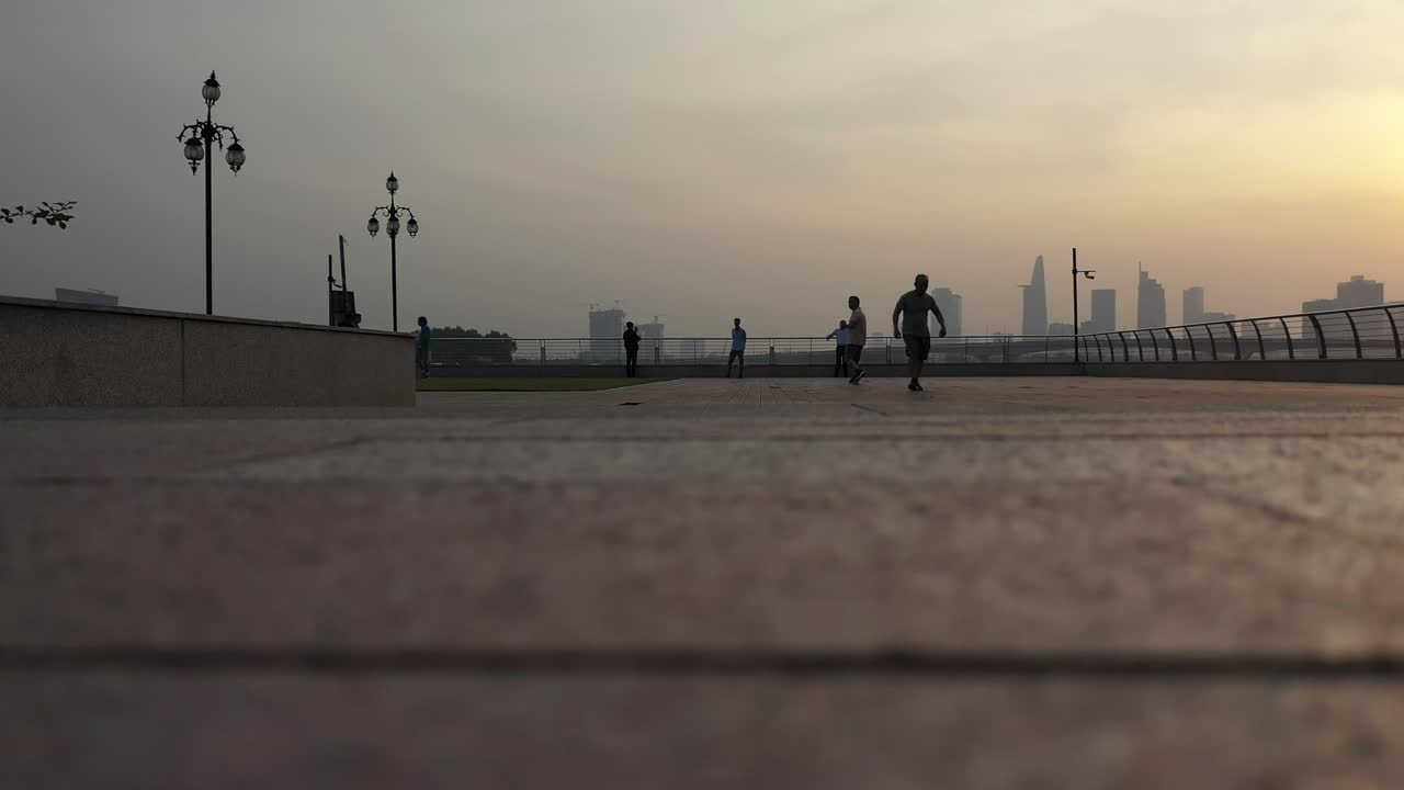 puesta de sol en el paseo marítimo del río saigón en central park en la ciudad de ho chi minh, vietnam