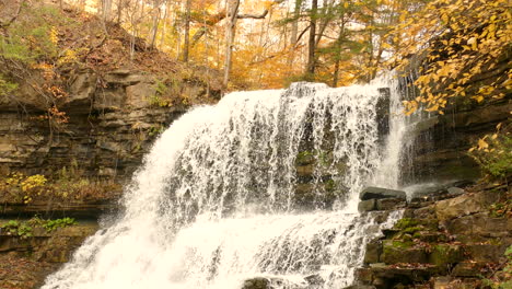 pintorescas cataratas de decew inferiores en cascada en un acantilado escarpado durante el otoño en ontario