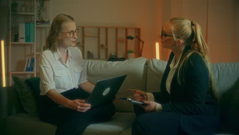 zwei frauen besprechen zu hause geschäftsstrategien