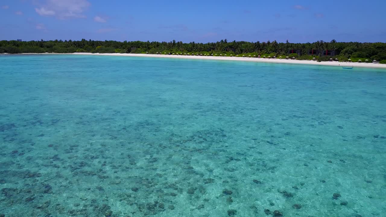tranquilas aguas poco profundas en la costa de tailandia